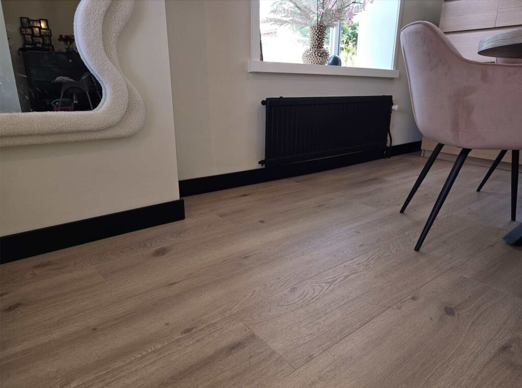 Zwarte plinten op houten vloer