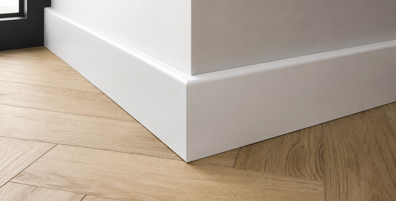 visgraatvloer met moderne plint wit